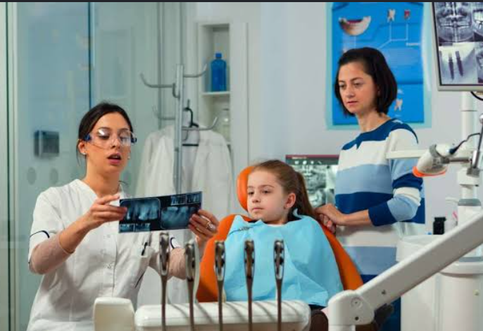 How Family Dentists Monitor Oral Health Before Cosmetic Or Implant Treatment